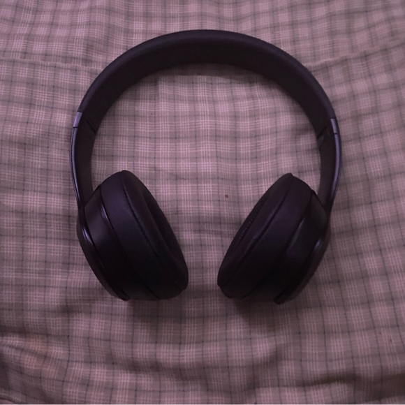 The headphones are literally brand new. I still have the original packaging - Picture 1 of 4